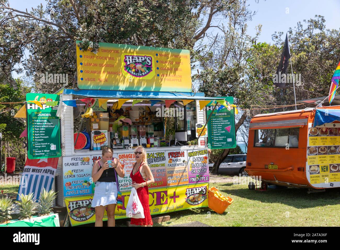 Gesundheitssaftstall und Getränkestall am Byron Bay Street Market an einem heißen Sommertag, New South Wales, Australien Stockfoto