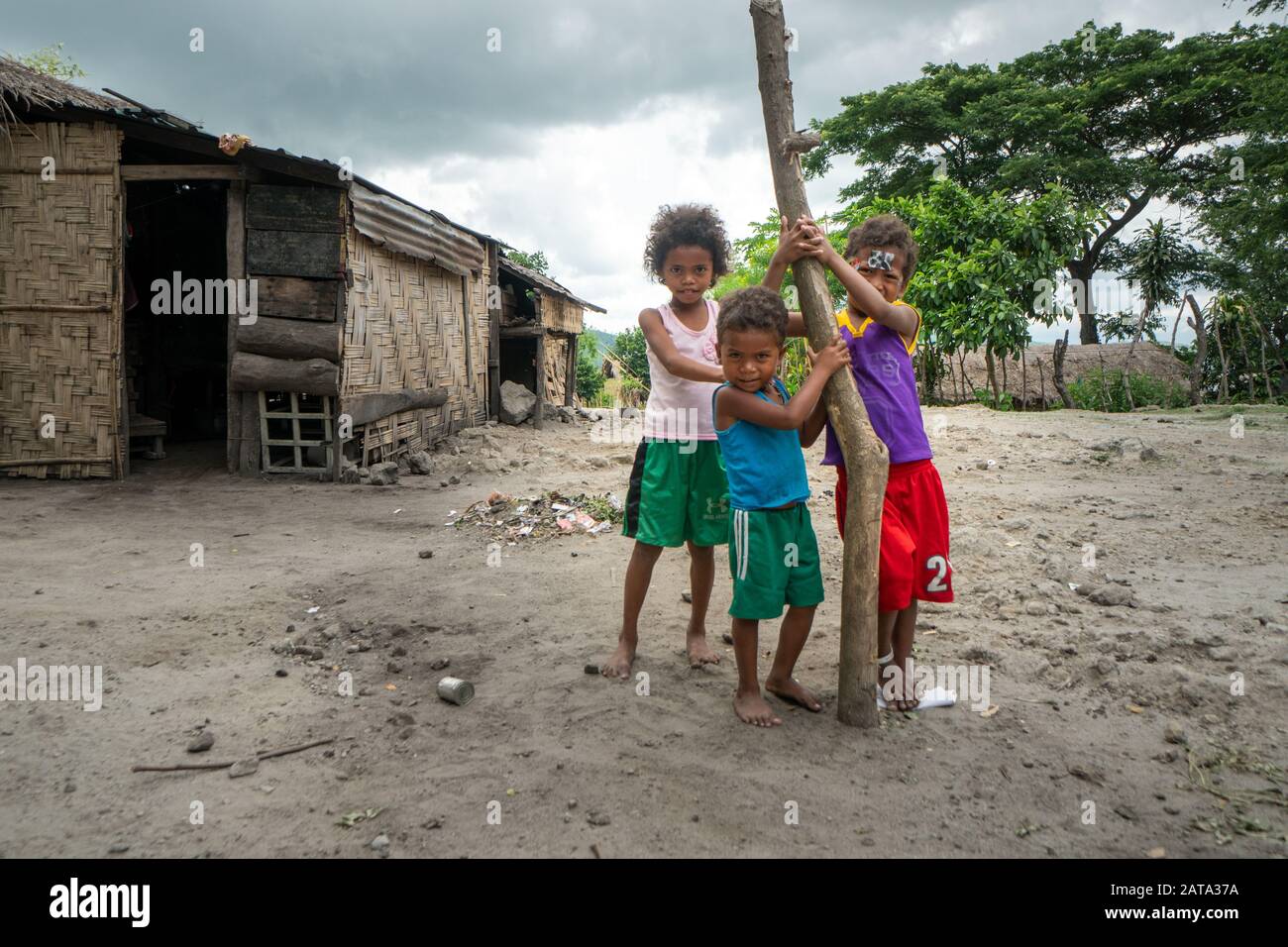 Einige Kinder posieren für Fotos in einem kleinen Dorf auf den Philippinen Stockfoto