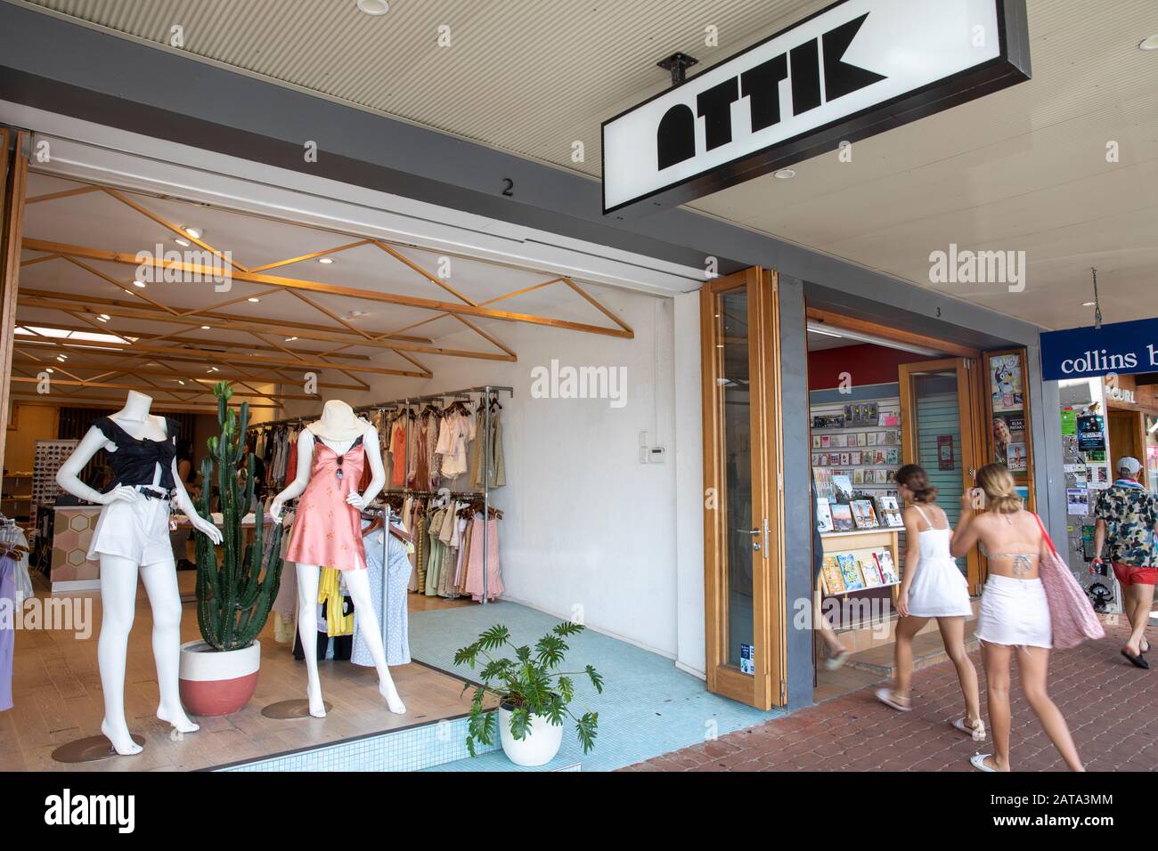 Attik Bekleidungsgeschäft Ladenfront, Byron Bay, Australien an einem Sommertag Stockfoto