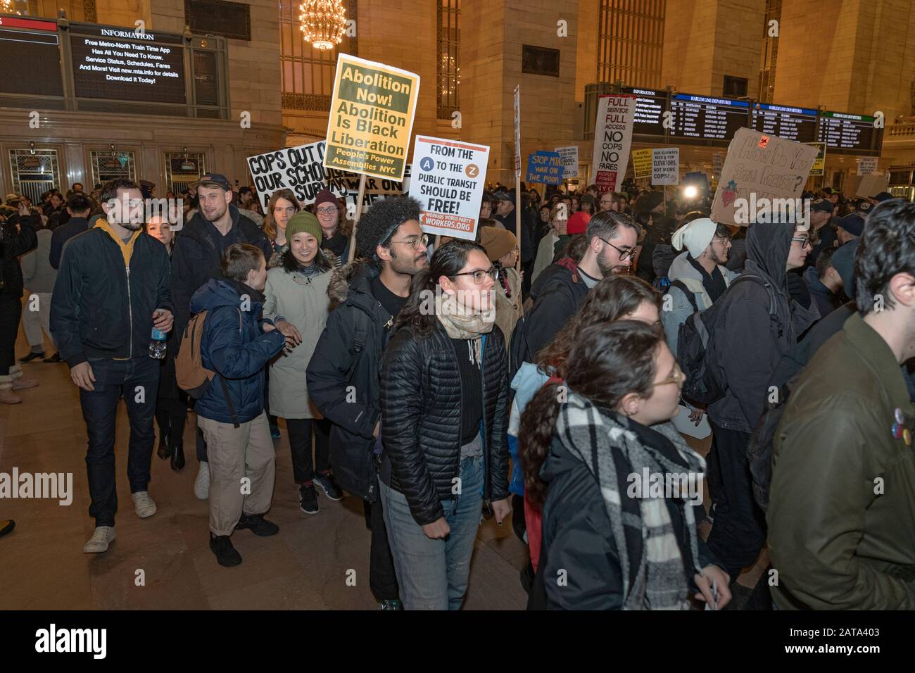 New YORK, New York - 31. JANUAR: Demonstranten, die während der Freitags-Hauptverkehrszeit Zeichen halten, protestieren gegen erhöhte Polizeiarbeit und steigende Flugpreise in New York City Stockfoto