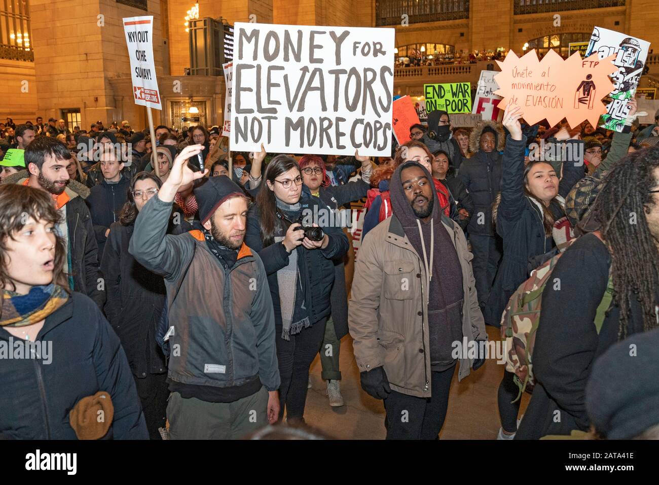 New YORK, New York - 31. JANUAR: Demonstranten, die während der Freitags-Hauptverkehrszeit Zeichen halten, protestieren gegen erhöhte Polizeiarbeit und steigende Flugpreise in New York City Stockfoto