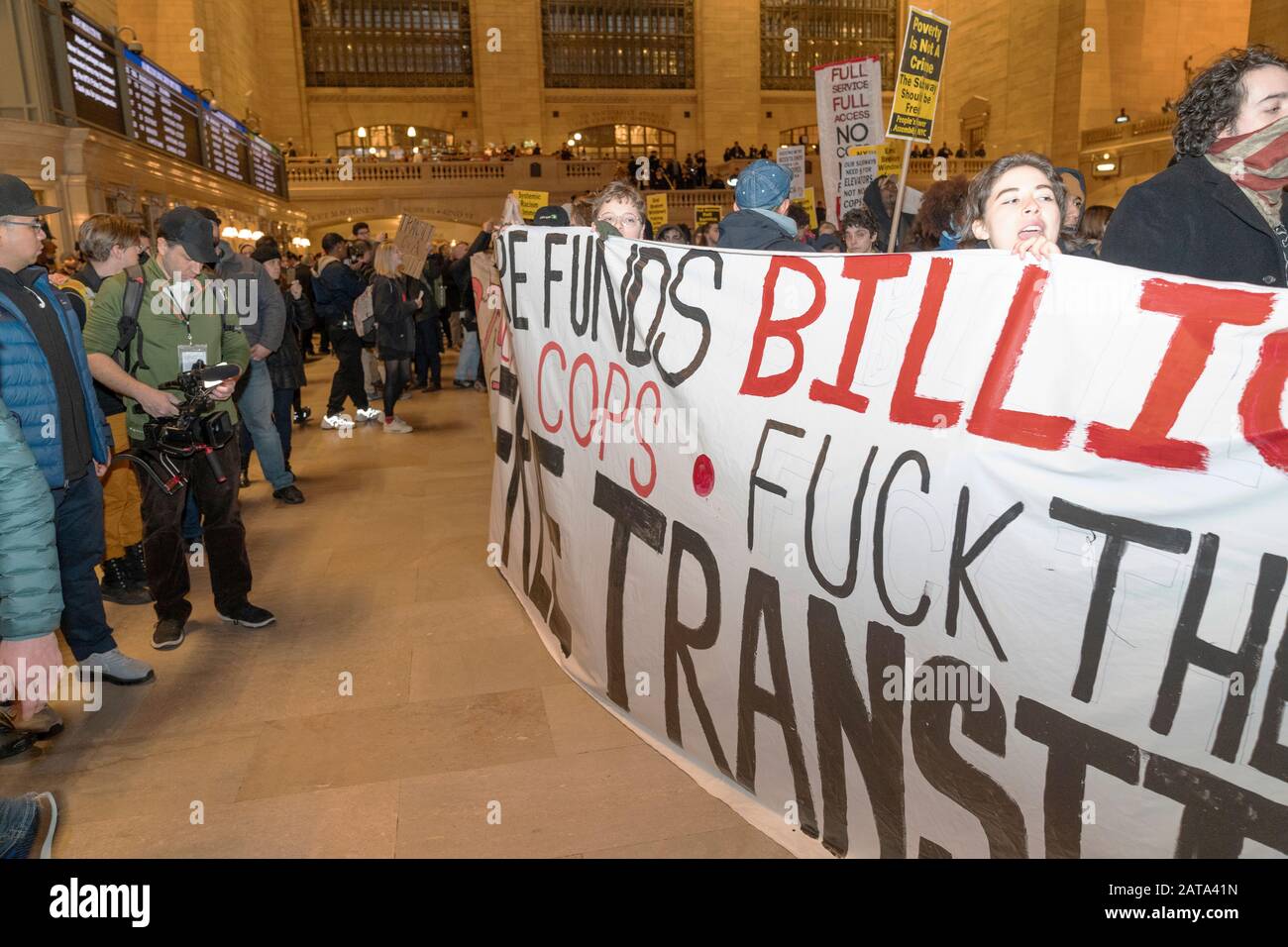 New YORK, New York - 31. JANUAR: Demonstranten, die während der Freitags-Hauptverkehrszeit Zeichen halten, protestieren gegen erhöhte Polizeiarbeit und steigende Flugpreise in New York City Stockfoto