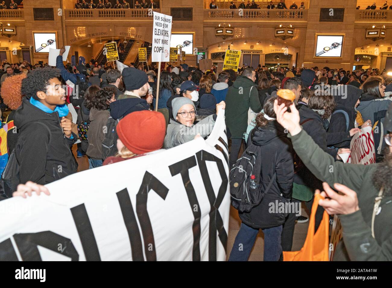 New YORK, New York - 31. JANUAR: Demonstranten, die während der Freitags-Hauptverkehrszeit Zeichen halten, protestieren gegen erhöhte Polizeiarbeit und steigende Flugpreise in New York City Stockfoto