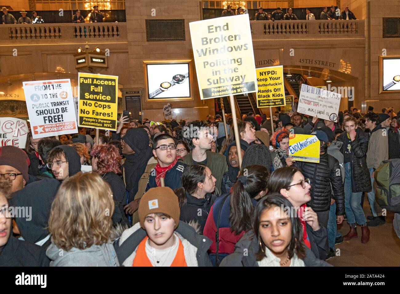 New YORK, New York - 31. JANUAR: Demonstranten, die während der Freitags-Hauptverkehrszeit Zeichen halten, protestieren gegen erhöhte Polizeiarbeit und steigende Flugpreise in New York City Stockfoto