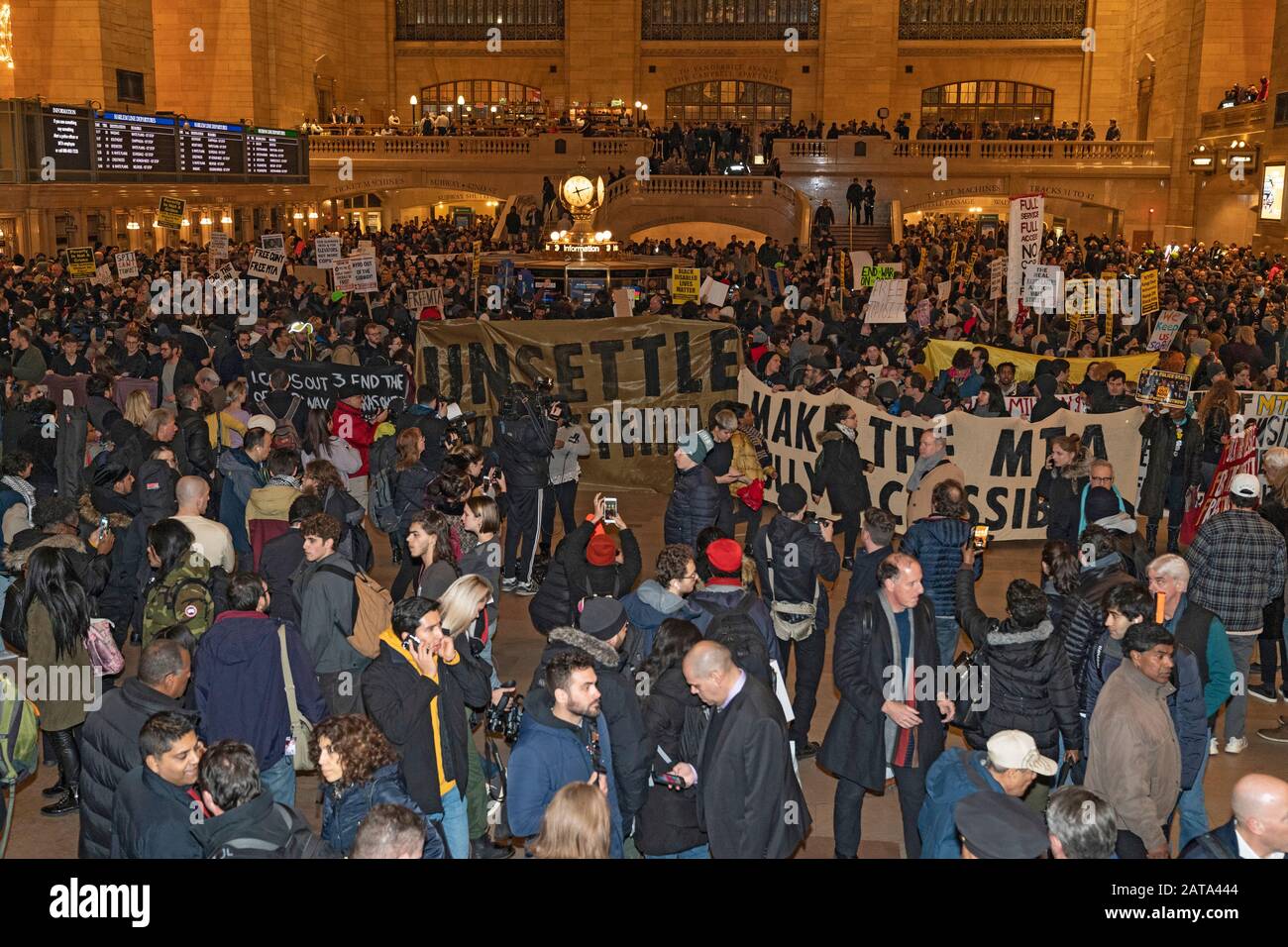 New YORK, New York - 31. JANUAR: Demonstranten, die während der Freitags-Hauptverkehrszeit Zeichen halten, protestieren gegen erhöhte Polizeiarbeit und steigende Flugpreise in New York City Stockfoto