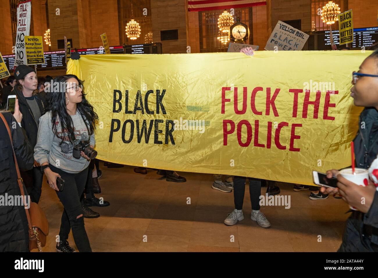 New YORK, New York - 31. JANUAR: Demonstranten, die während der Freitags-Hauptverkehrszeit Zeichen halten, protestieren gegen erhöhte Polizeiarbeit und steigende Flugpreise in New York City Stockfoto