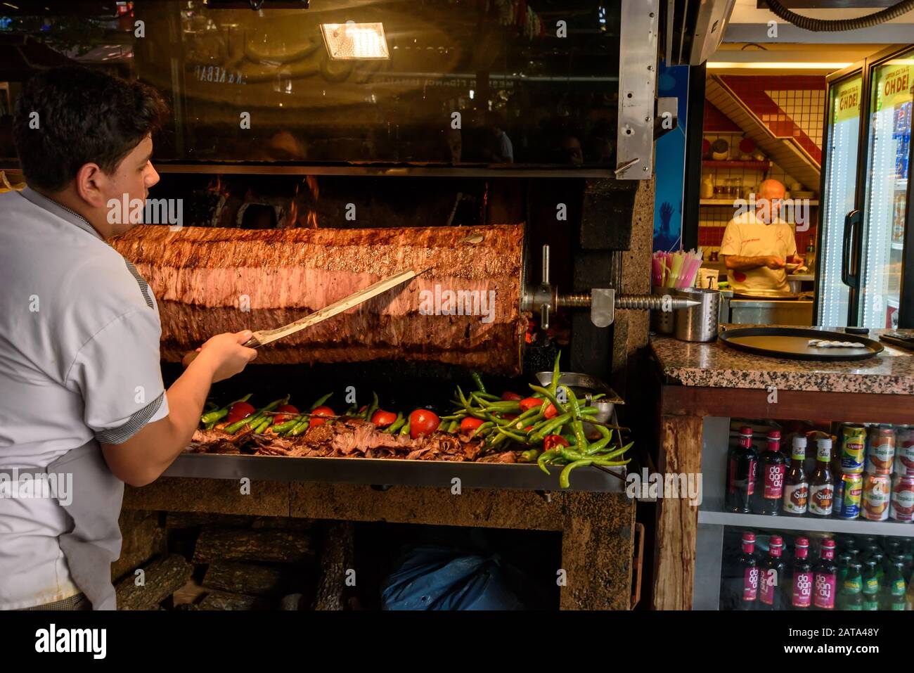 Izmir, Türkei - 30. August 2019: Türkischer Kebab-Chef, Koch auf Basar. Traditioneller türkischer, arabischer Anbieter von Straßennahrungsmitteln Stockfoto