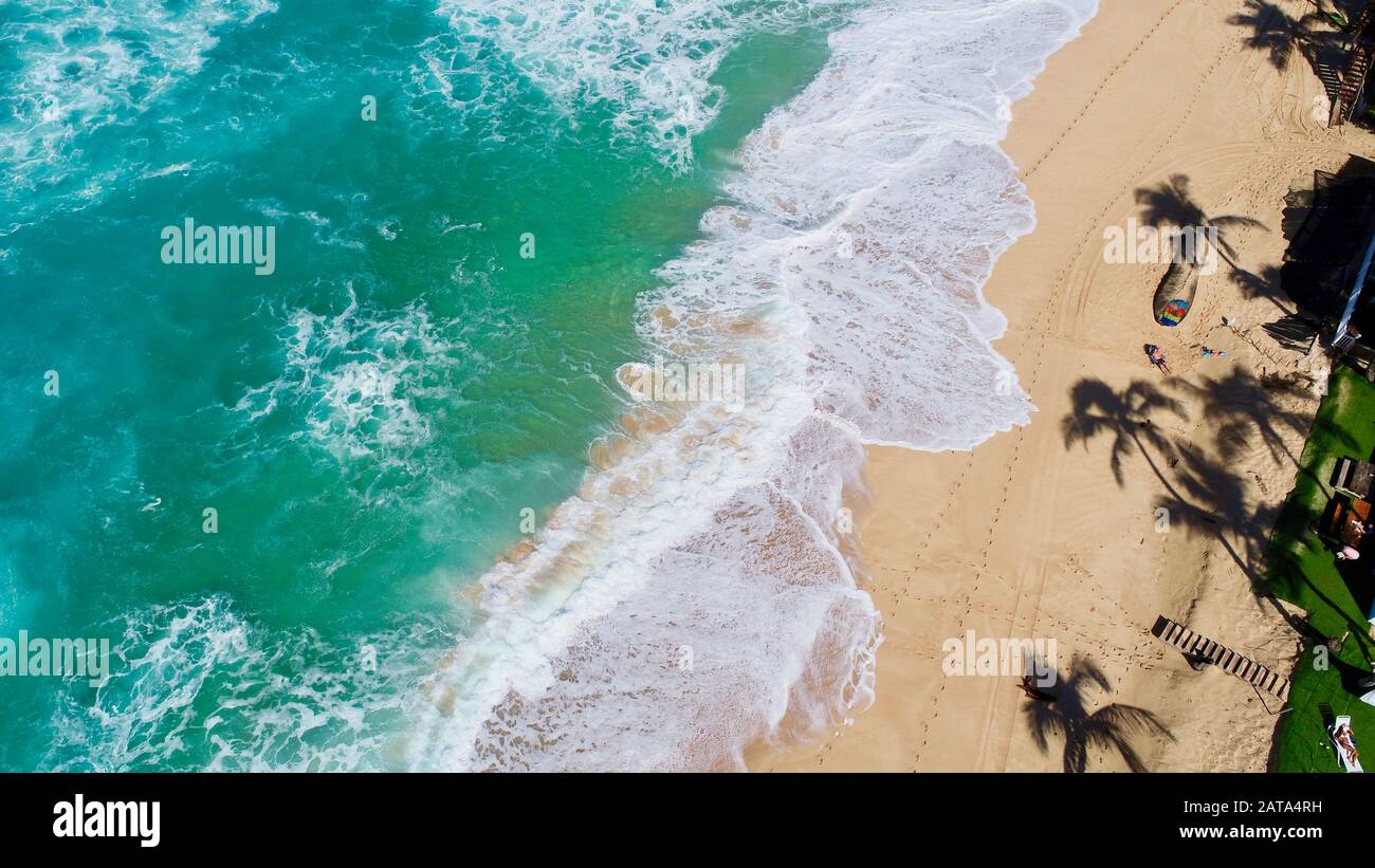 Luftaufnahme von hellblauem Wasser und Brandung mit Wellen, die in der Bonzai-Pipeline und im Sunset Beach Park an Nordufer, Haleiwa, Oahu, Hawaii, USA abstürzen. Stockfoto