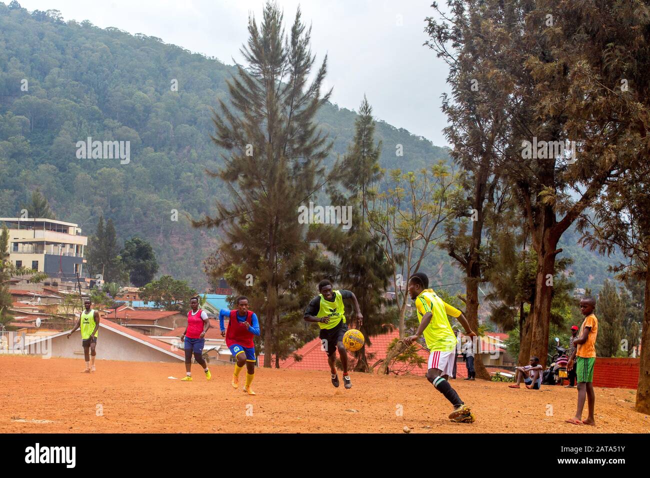 Mädchen, die auf einem Spielplatz gegenüber dem Centre Culturel Islamique Nyamirambo (Kwa kadhafi) in Kigali, Ruanda Fußball spielen. Stockfoto