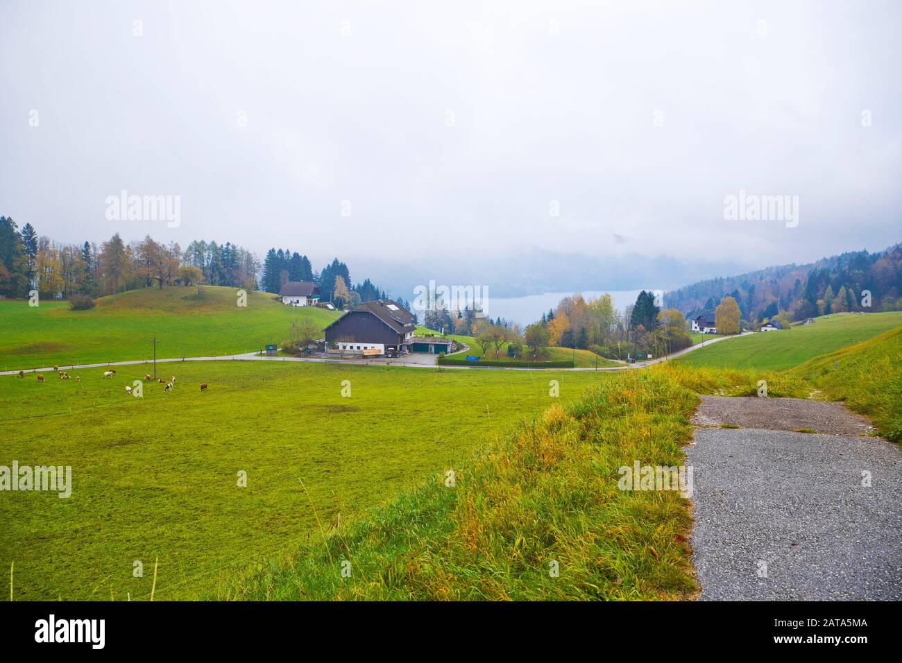 Fuschlstadt und Fuschlsee liegen im Salzkammergut, Österreich. Es sind romantische Kleinstädte in Europa. Stockfoto