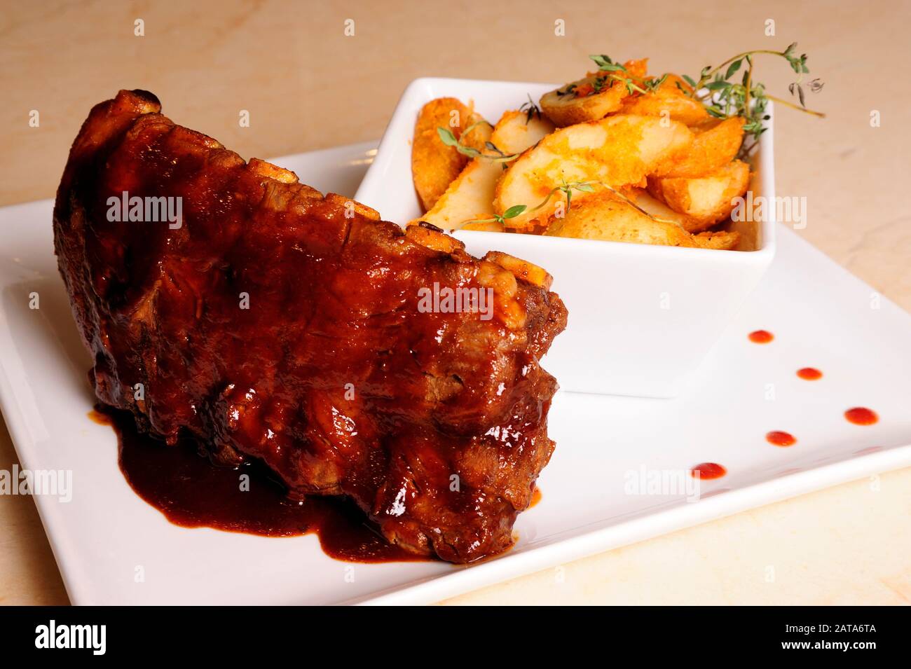 Costillas en salsa con patatas fritas Víctor Santamaría. Stockfoto