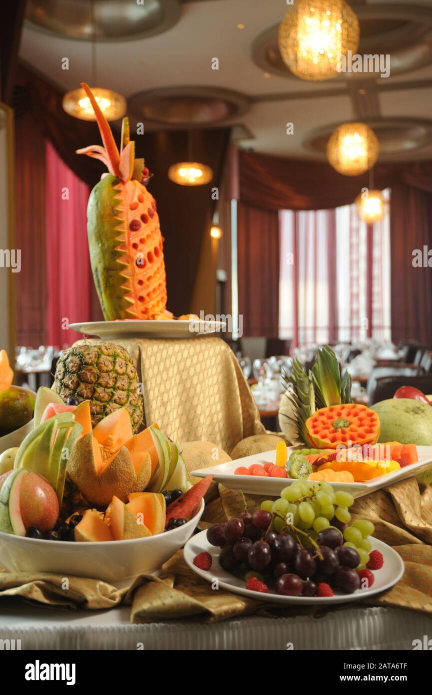 Buffet mit tropischen Früchten Stockfoto