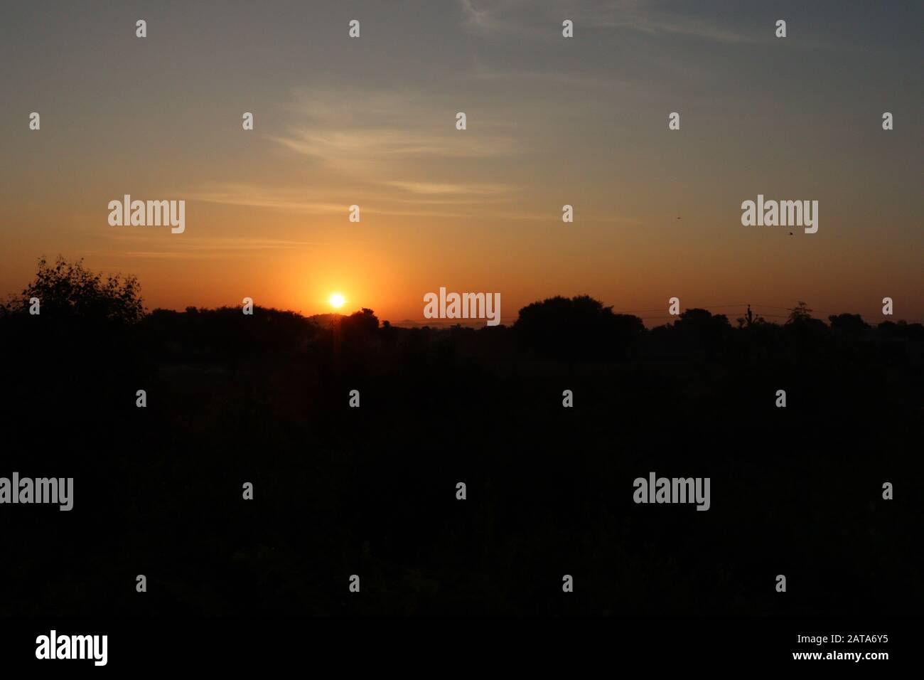 Fotos der Silhouette bei Sonnenaufgang mit Sonne und Sonnenlicht-Hintergrund Stockfoto