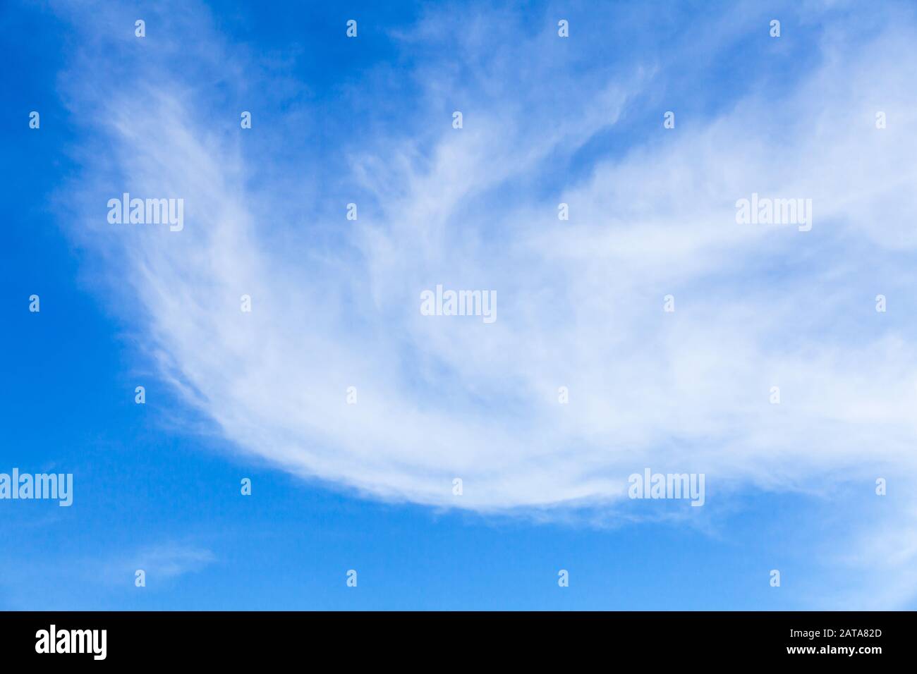 Natürlicher blauer Himmel mit weißen Wolken am Tag. Natürliche Hintergrundfotostruktur Stockfoto