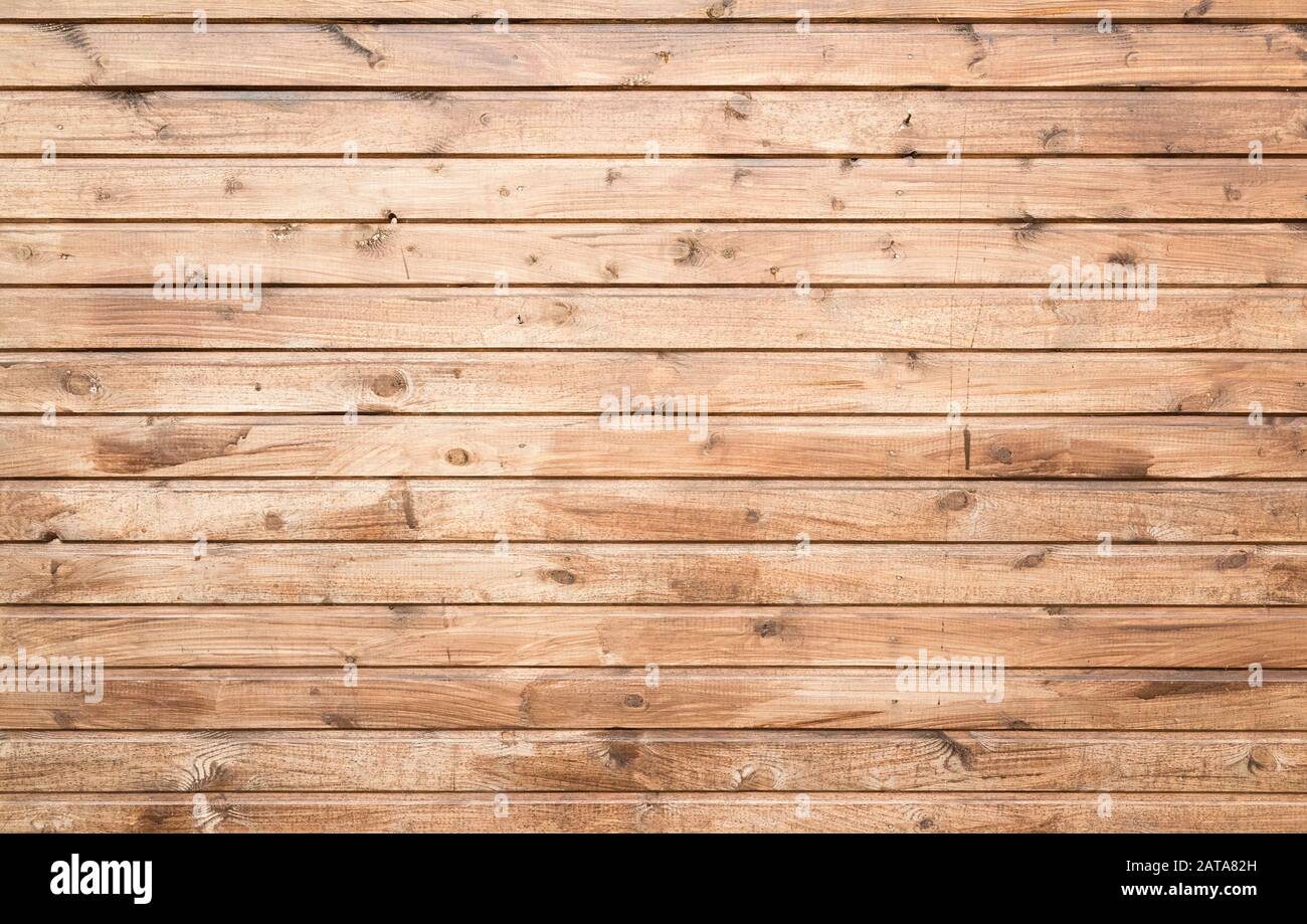 Holzwand aus Kiefernholzbohlen, flache Fotostruktur im Hintergrund Stockfoto