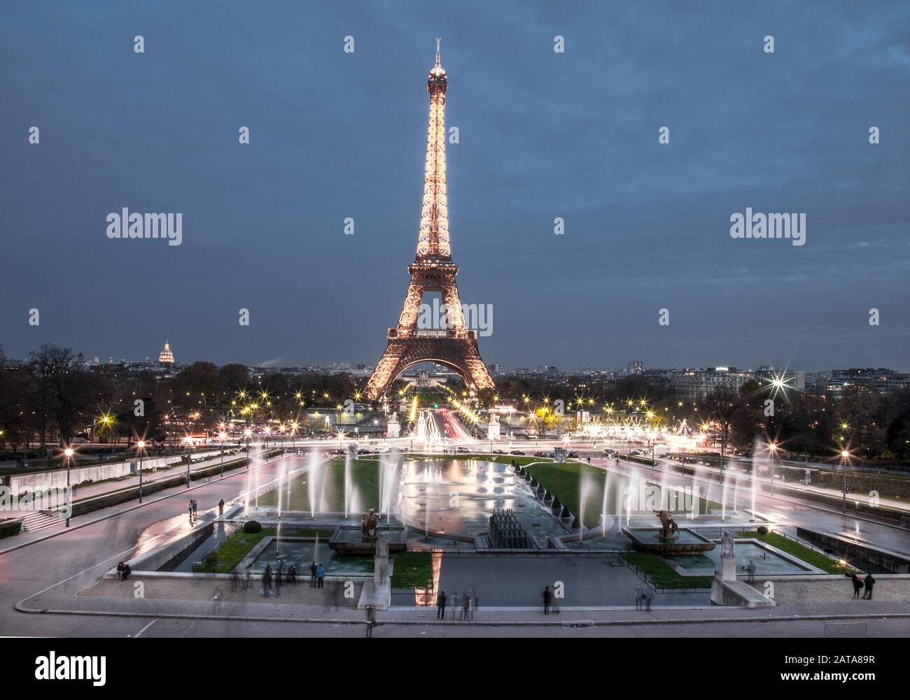 Paris, Frankreich. November 2010. Blick am späten Abend auf den Eiffelturm und die Trocadéro Gärten vom Palais de Chaillot, Paris, Frankreich. Kredit; Dav Stockfoto