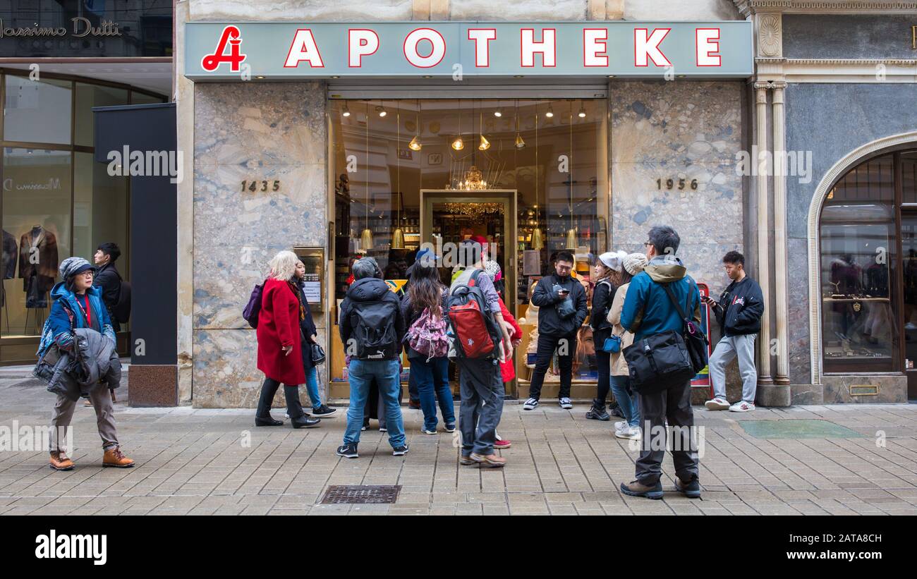 Chinesische Touristen stehen in einer Apotheke am Kohlmarkt Schlange. Kauf von Vorräten wie Gesichtsmasken, um sich gegen das Coronavirus (2019-nCoV) zu schützen. Stockfoto