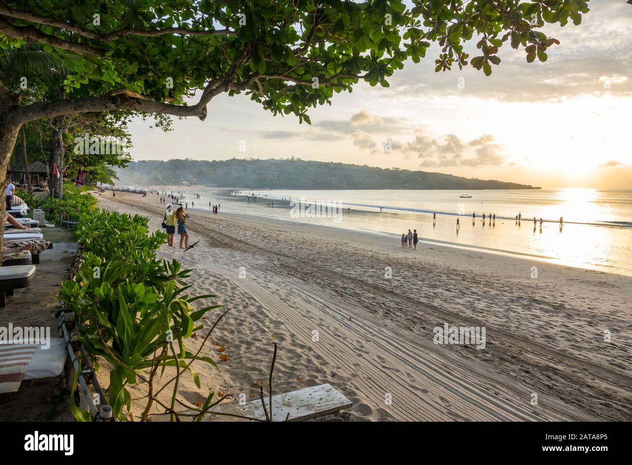 Strand in Jimbaran Bay, Bali, bei Sonnenuntergang, Indonesien Stockfoto