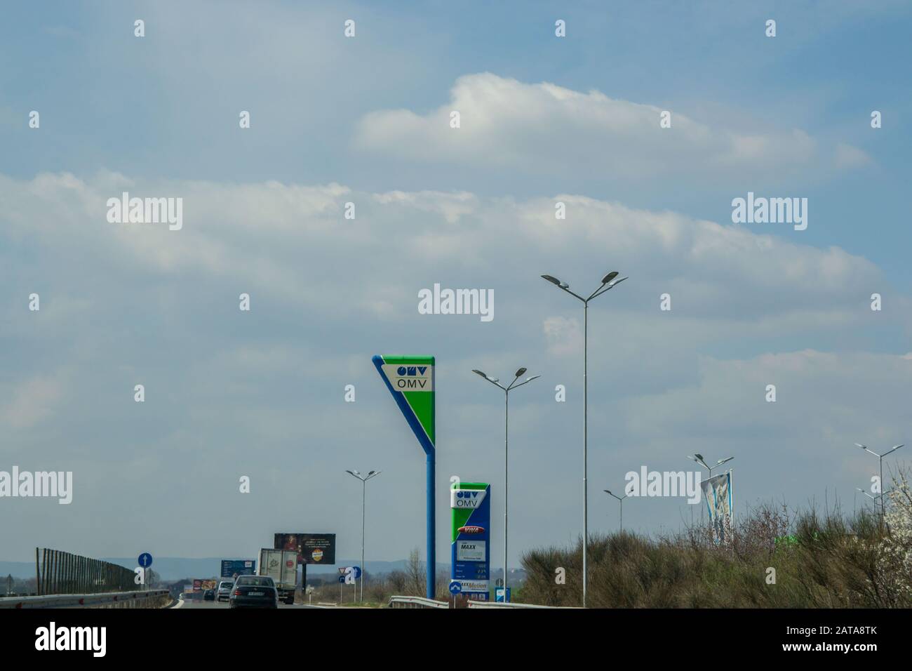 Auf der Autobahn Logo der OMV auf einer Tankstelle, Tankstelle auf der Straße, Petroleum- und Gasfirmenlogo Stockfoto