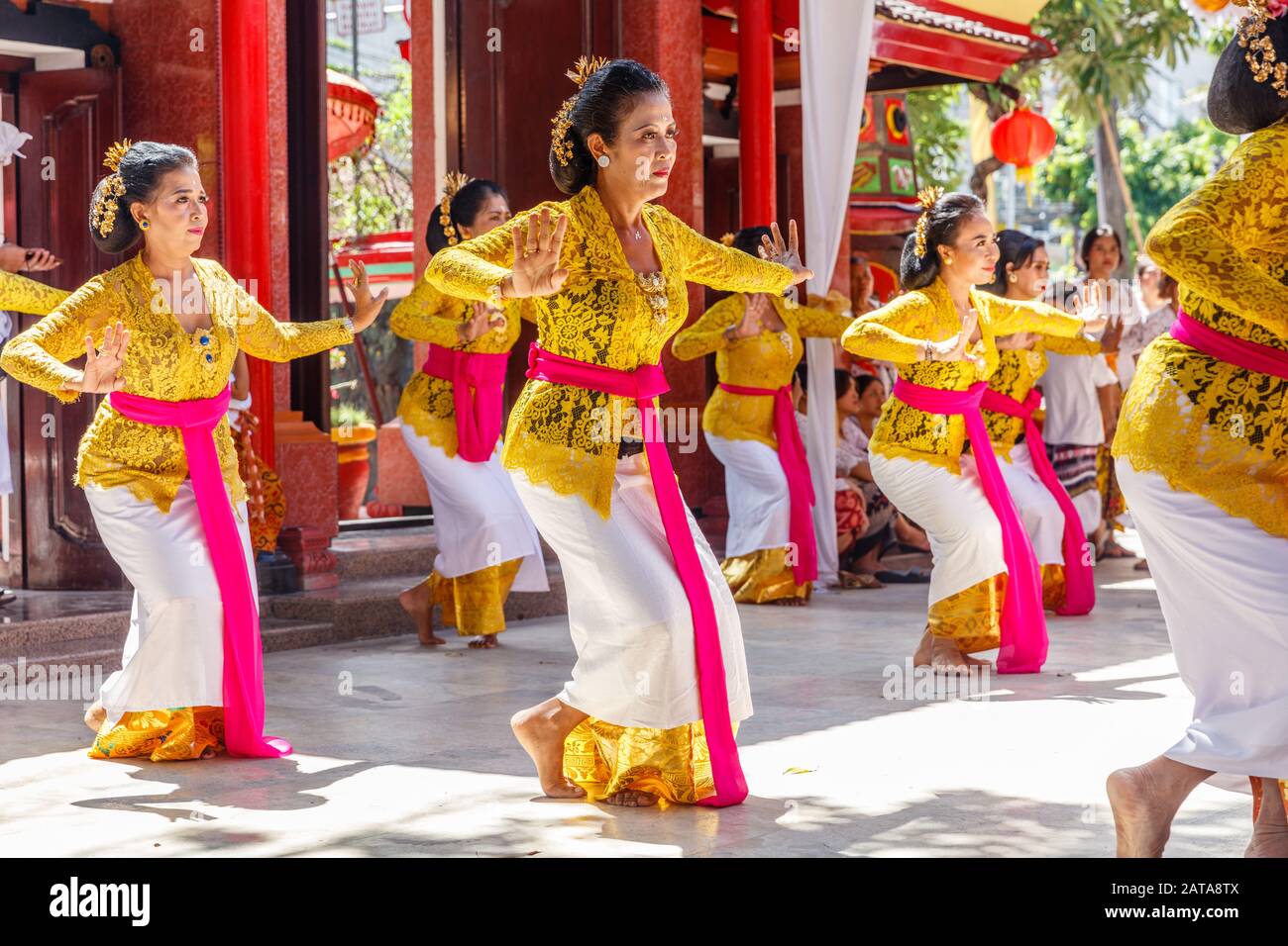 Frauen tanzen in Vihara Dharmayana, Chinesisch buddhistischer Tempel in Kuta, Bali, Indonesien. Chinesisch-indonesische Gemeinde führt die Zeremonie in Melaspas durch. Stockfoto