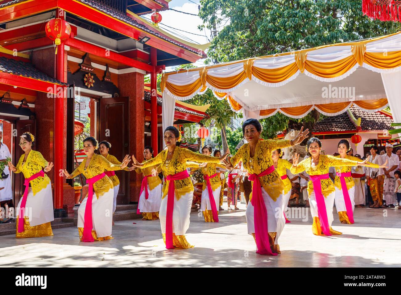 Frauen tanzen in Vihara Dharmayana, Chinesisch buddhistischer Tempel in Kuta, Bali, Indonesien. Chinesisch-indonesische Gemeinde führt die Zeremonie in Melaspas durch. Stockfoto