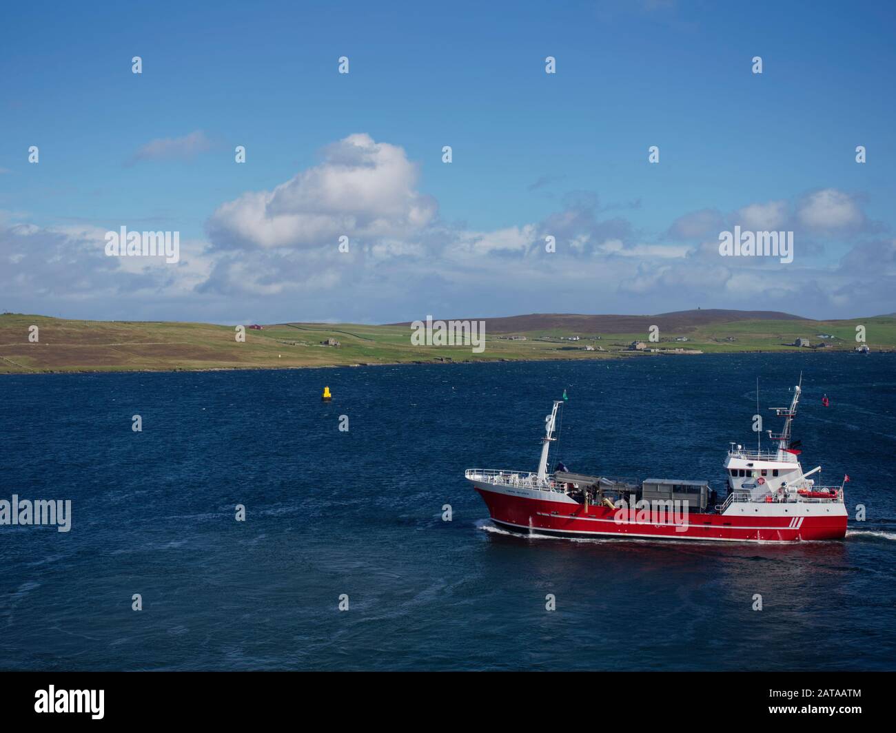 Der Viking Atlantic, ein Norweger registrierte Trawler, der Lerwick an einem sonnigen Tag im September verlässt, der für die Fischgründe gebunden ist. Stockfoto