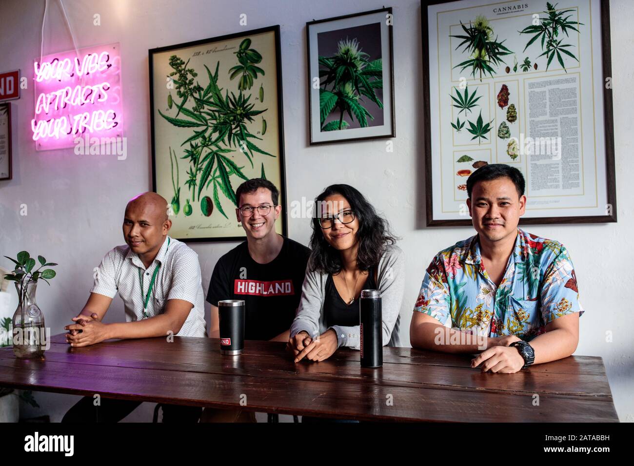 (Links-Rechts) Chaiwat Banjai, Arun Avery, Chokwan Kitty Chopaka und Rattapon Sanrak, das Team hinter dem Cannabis-themed Highland Cafe in Bangkok, Thailand, werden am 30. Juli 2019 fotografiert. (Foto - Jack Taylor) Stockfoto