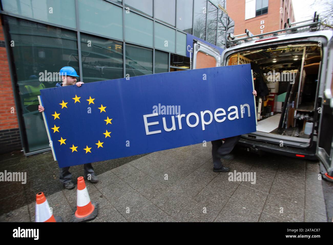 London, Nordirland. Januar 2020. Am 31. Januar 2020 entfernen die Arbeitnehmer die Zeichen der Europäischen Kommission in der nordirischen Niederlassung in Belfast, Nordirland, Großbritannien. Kredit: Paul McErlane/Xinhua/Alamy Live News Stockfoto