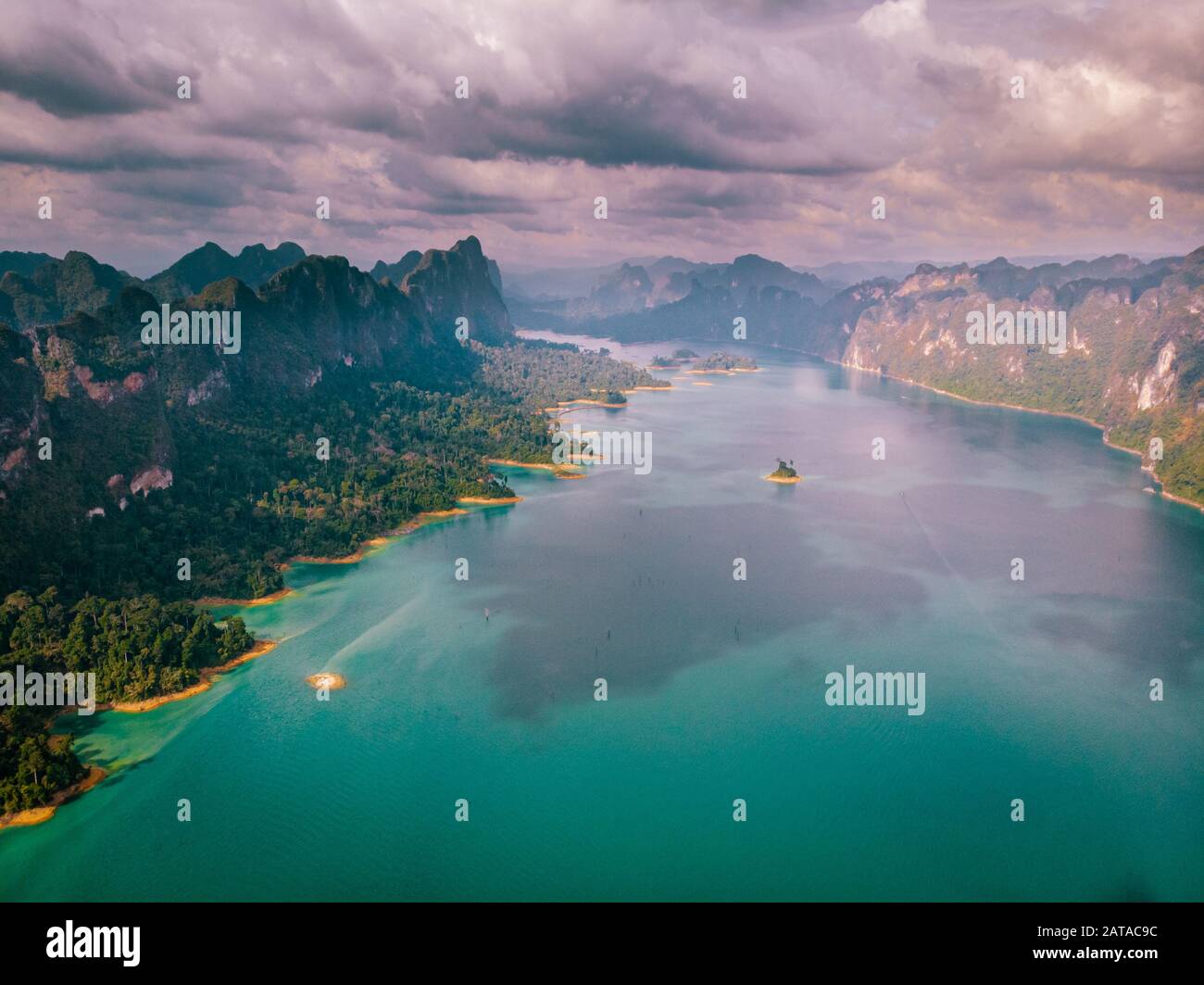 Dronenaufnahme, Draufsicht auf den Khao Sok Nationalpark, Ein weiteres Ziel für Menschen, die das Meer mögen. Die Insel ist ein Naturreservat., Surat Stockfoto