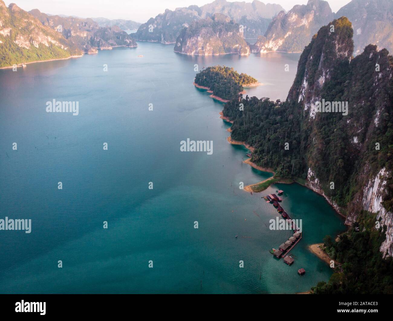 Dronenaufnahme, Draufsicht auf den Khao Sok Nationalpark, Ein weiteres Ziel für Menschen, die das Meer mögen. Die Insel ist ein Naturreservat., Surat Stockfoto