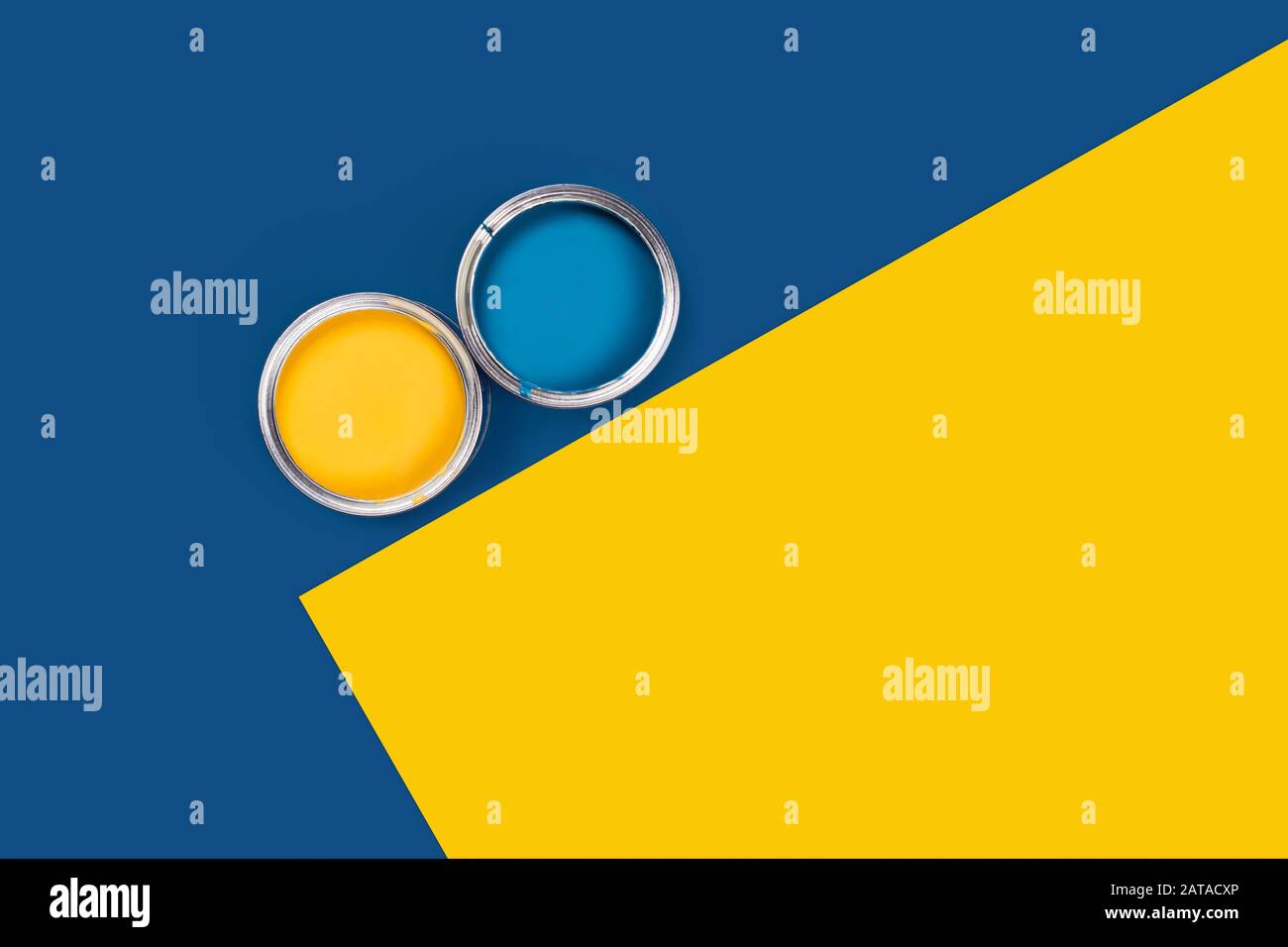 Reparaturbild. Klassischer blauer und gelber Hintergrund mit zwei Farbdosen. Flaches Layout, Draufsicht, Kopierbereich. Stockfoto