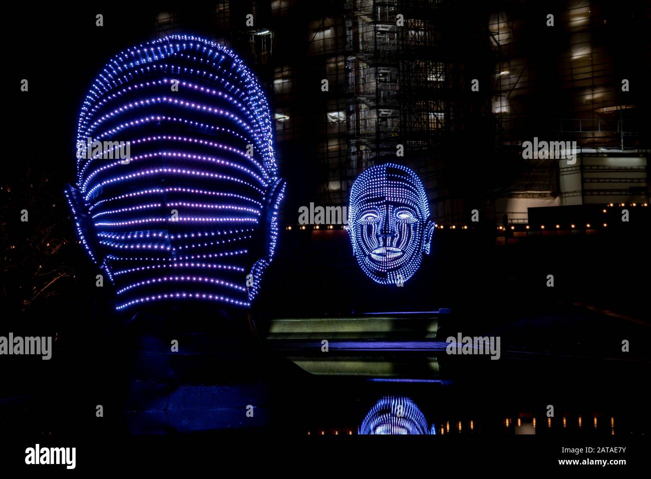 Ein Blick auf zwei Köpfe, die aus Lichtern mit dem Titel "Talking Heads" von Victor Vicsek im West Circus Village im Battersea Power Station in London bestehen Stockfoto