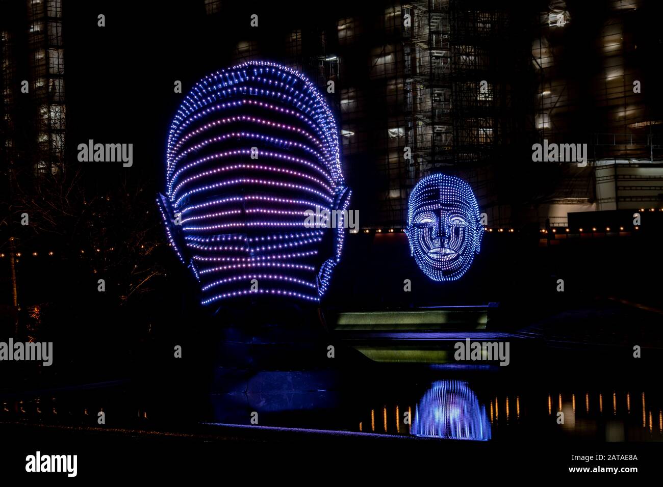 Ein Blick auf zwei Köpfe, die aus Lichtern mit dem Titel "Talking Heads" von Victor Vicsek im West Circus Village im Battersea Power Station in London bestehen Stockfoto