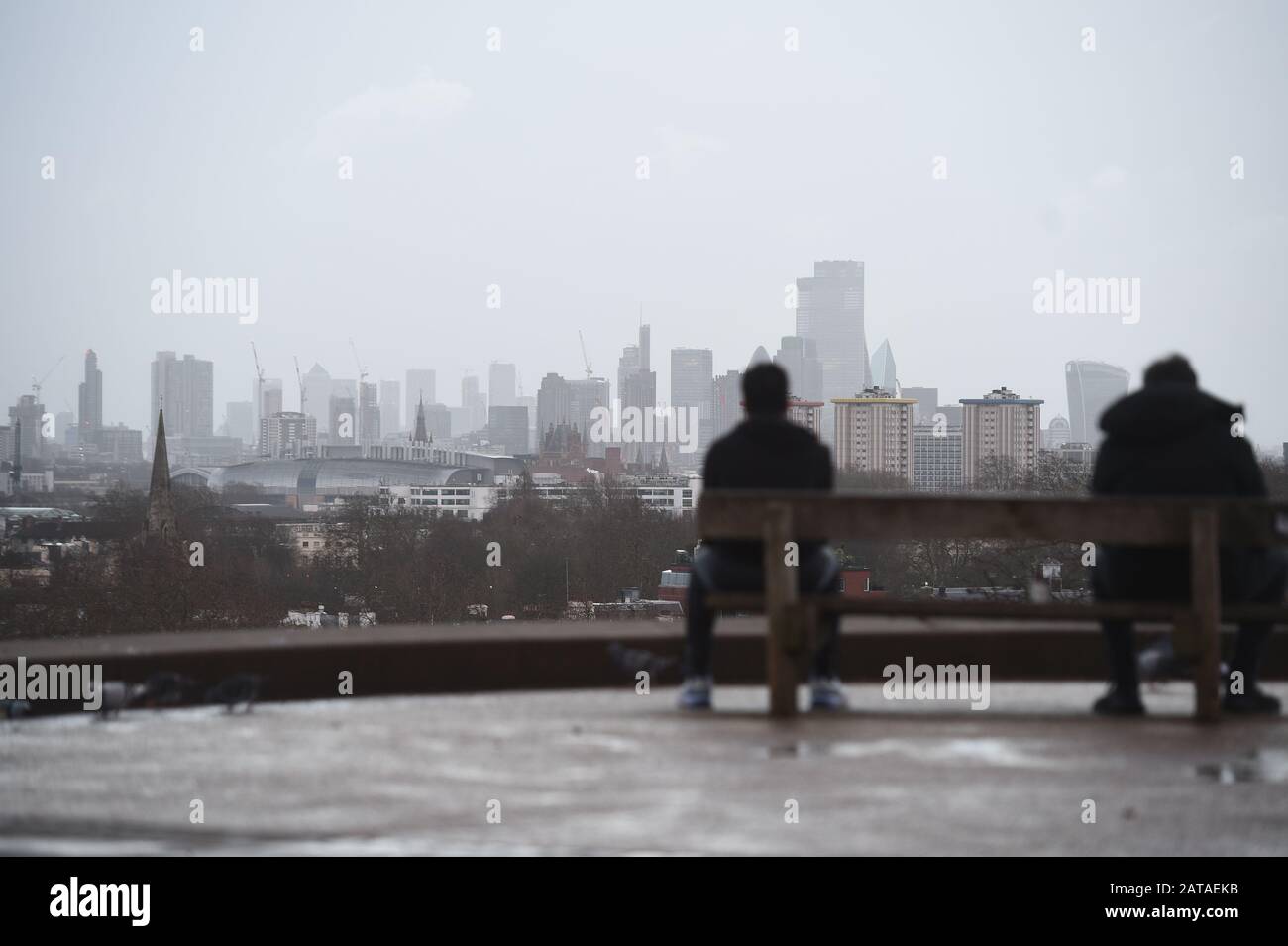 Die Menschen sitzen auf dem Primrose Hill, während sie den Morgengrauen über London beobachten, nachdem das Vereinigte Königreich die Europäische Union am Freitag verlassen hatte und 47 Jahre enge und manchmal unbequeme Beziehungen nach Brüssel beendete. Stockfoto
