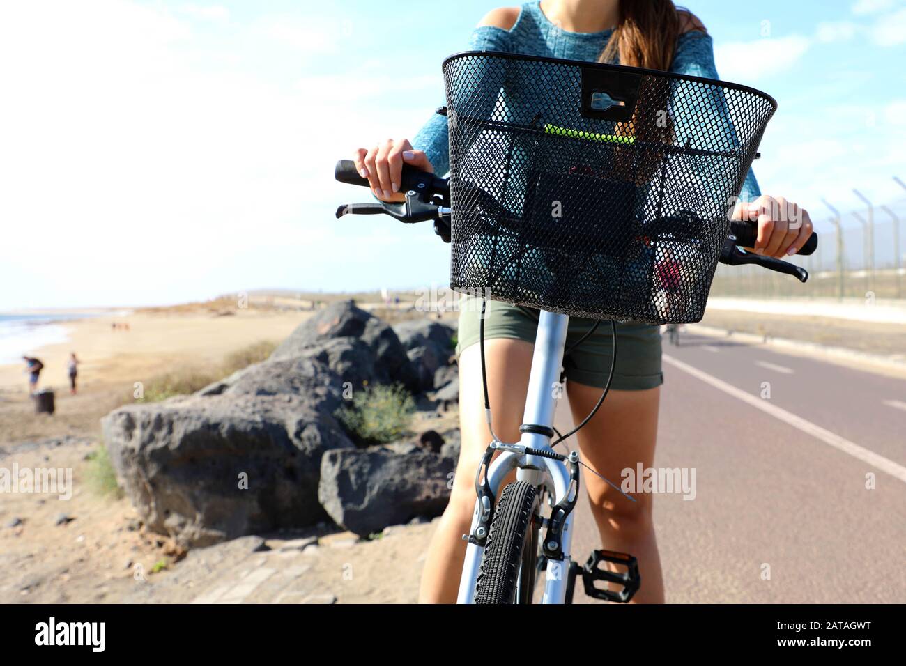 Fahrradabenteuer-Tour-Konzept. Unidentifizierte Biker auf Fahrradspur am Strand. Stockfoto