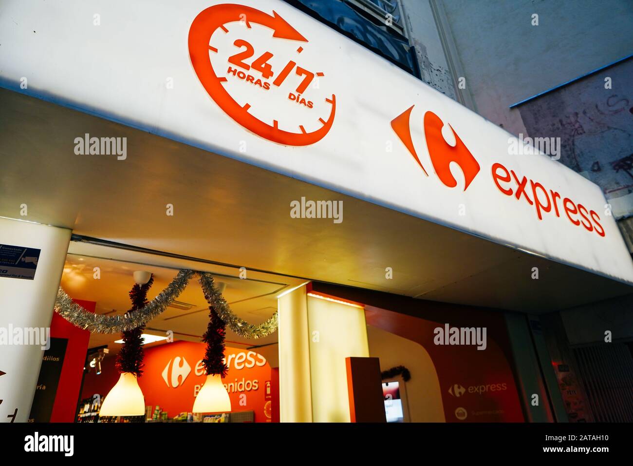 Madrid, SPANIEN - 26. DEZEMBER 2019: Carrefour Express Supermarkt Stockfoto