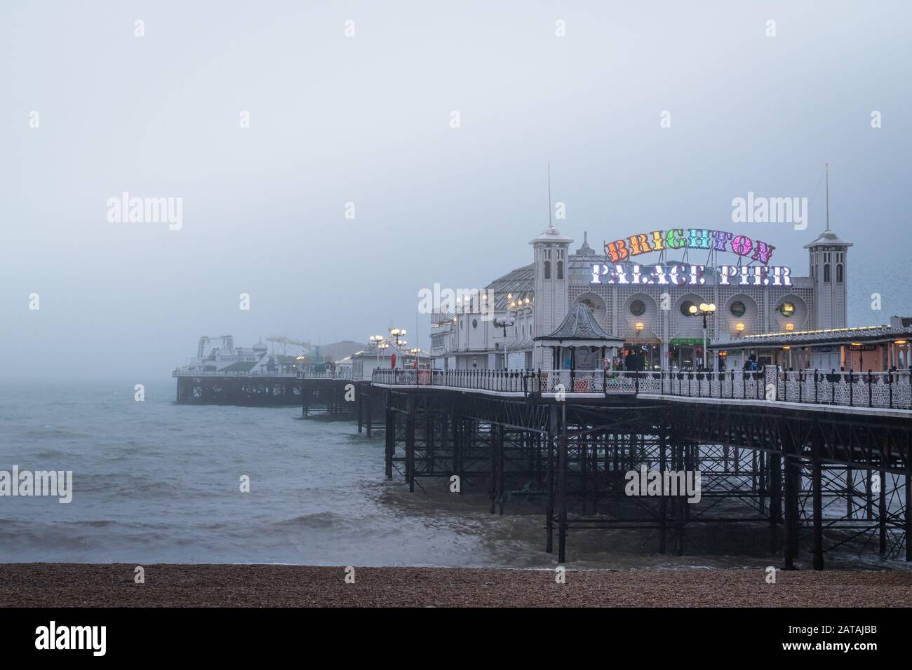 Palace Pier Brighton am Abend mit Meeresnebel Stockfoto
