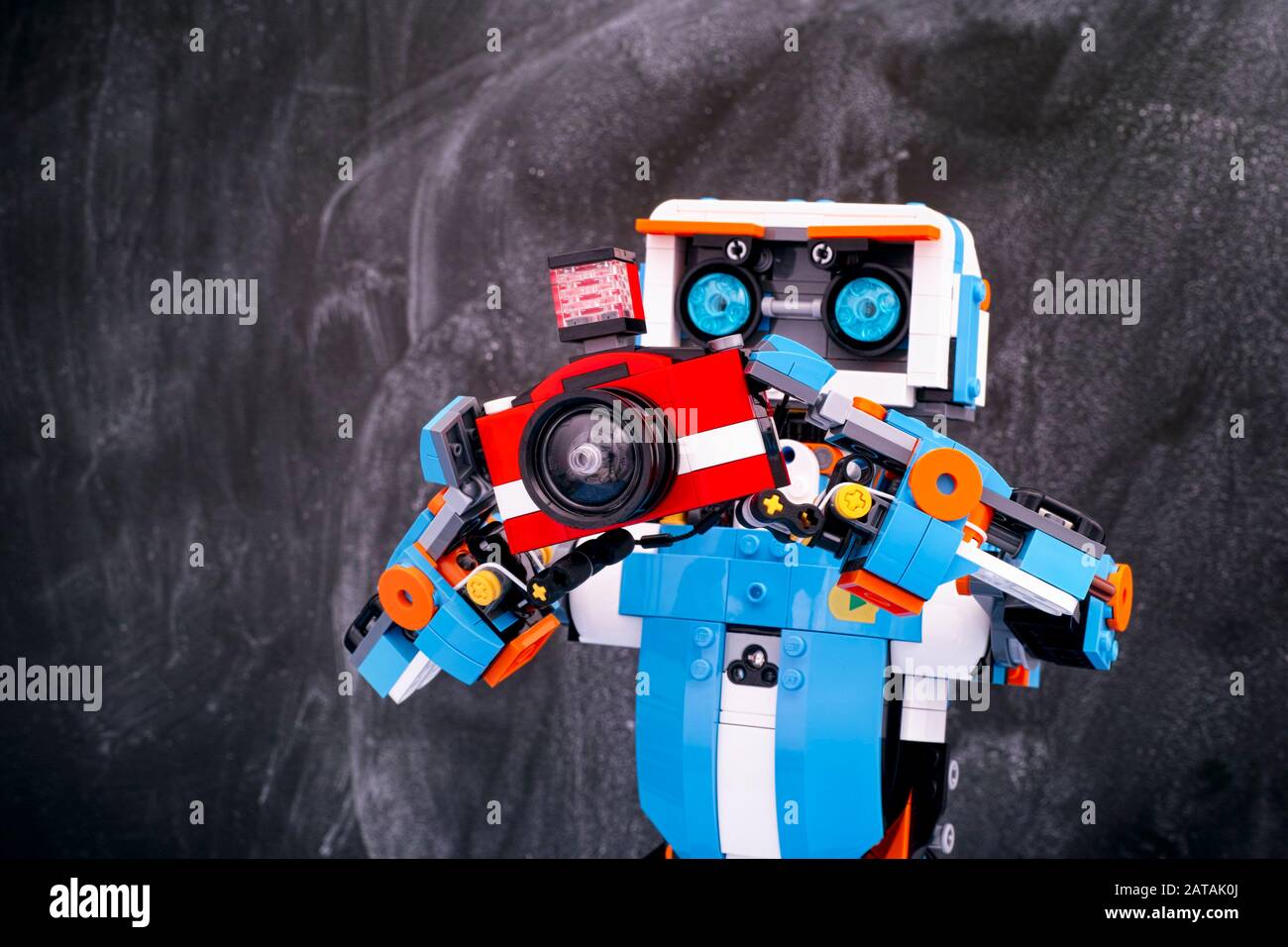 Tambov, Russische Föderation - 15. November 2018 Lego BOOST-ROBOTER mit  Kamera vor Blackboardhintergrund Stockfotografie - Alamy