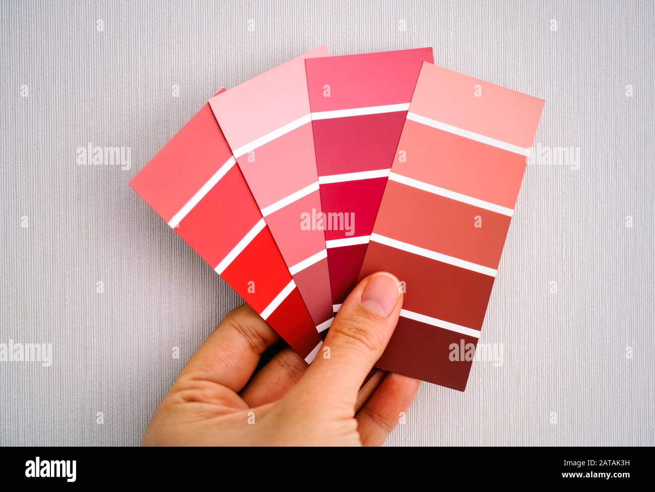 Frau händig Farbe in Farbfeldern gegen Wand wählen. Nahaufnahme. Stockfoto Frau händig Farbe in Farbfeldern gegen Wand wählen. Nahaufnahme. Stockfoto