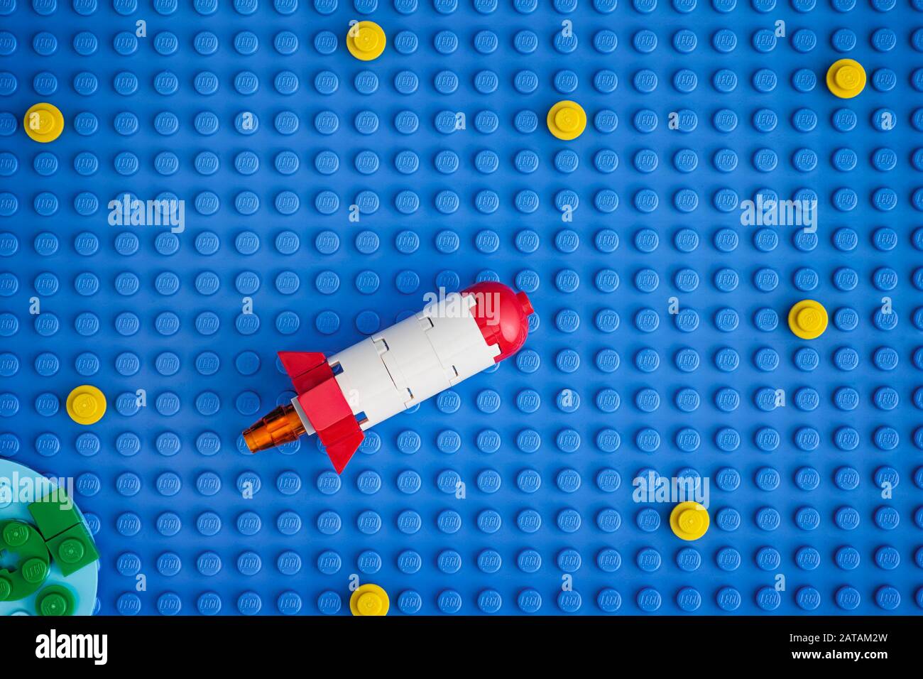 Tambov, Russische Föderation - 20. Januar 2020 Lego Space Rocket Sprengen Durch Den Sternenhimmel Ins All. Stockfoto