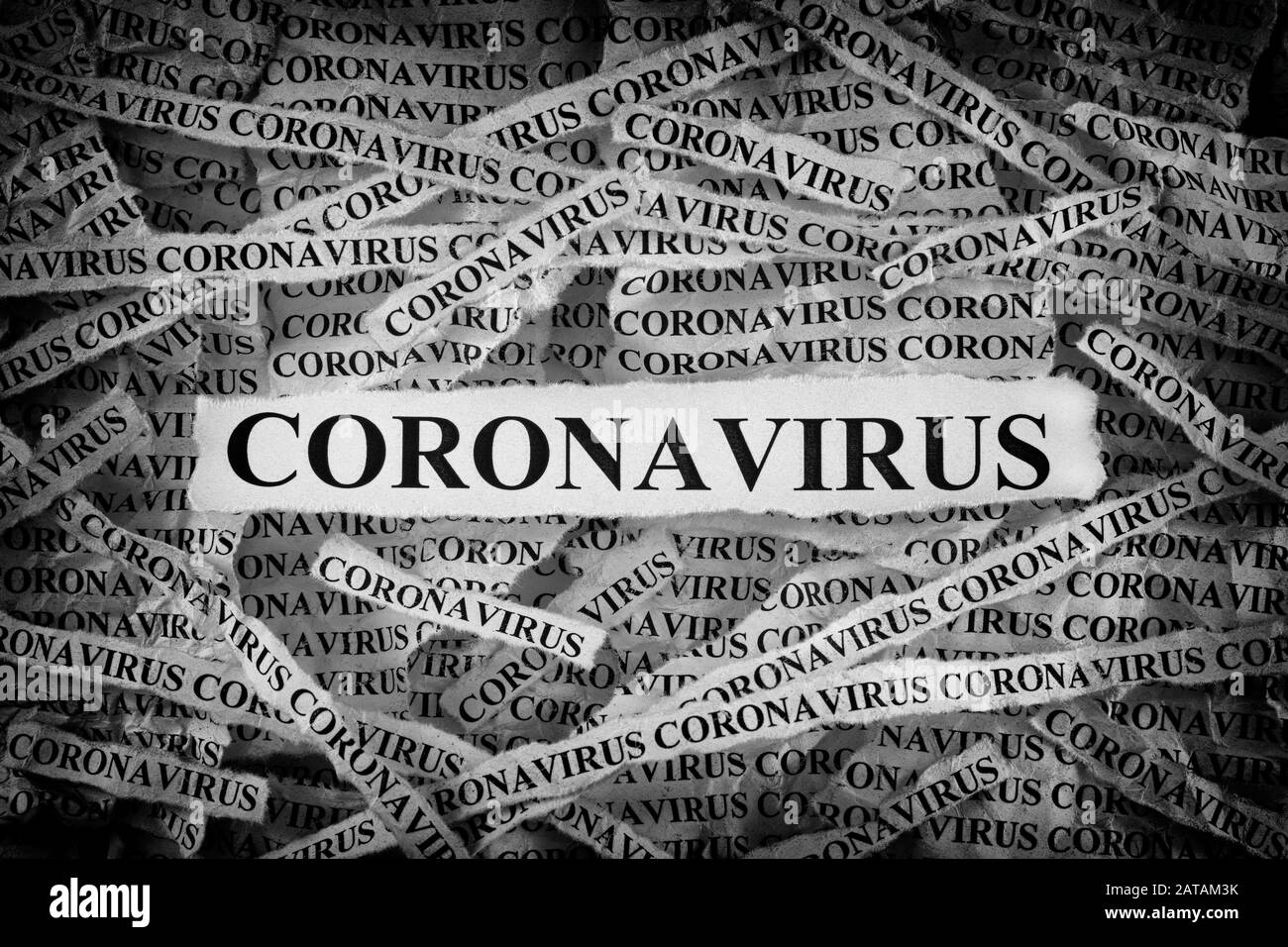 Streifen der Zeitung mit dem Wort Coronavirus auf sie tippten. Schwarzweiß. Nahaufnahme. Stockfoto