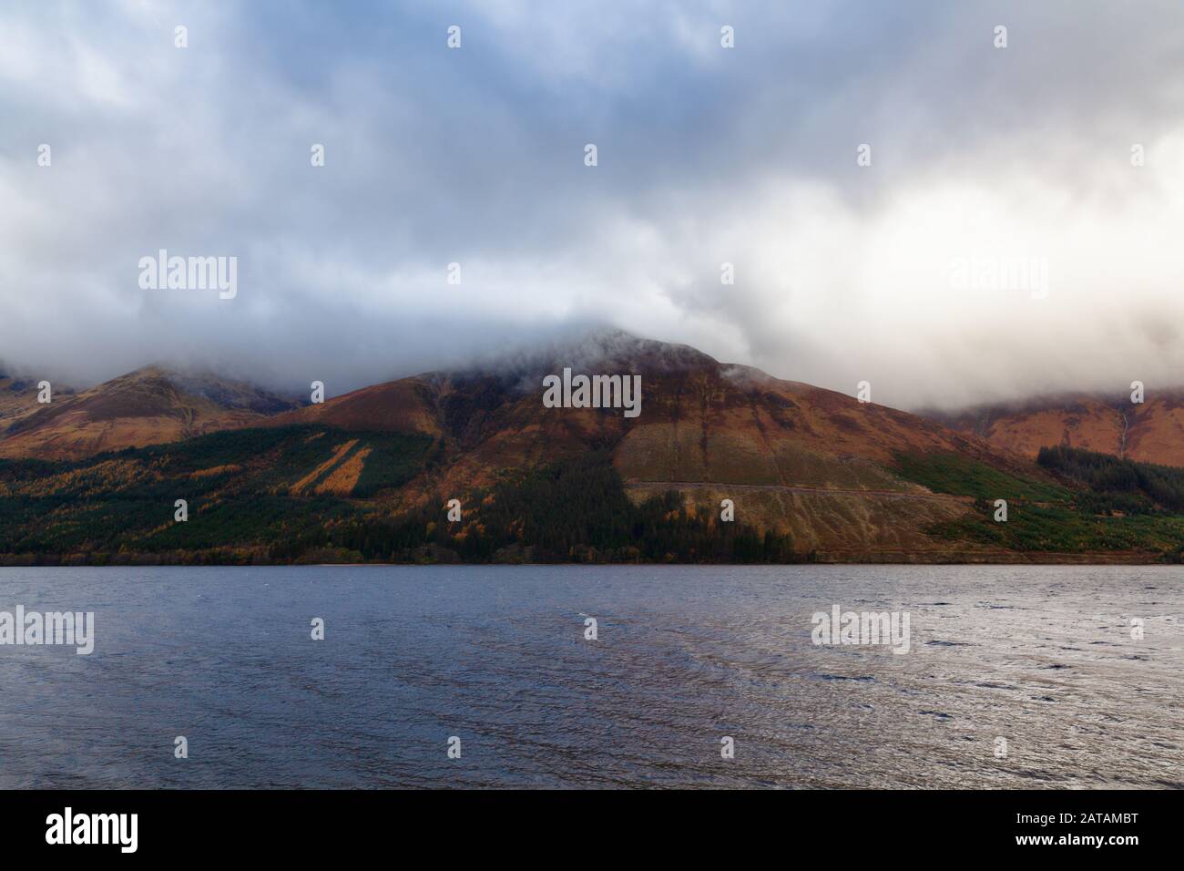 Loch Lochy im Herbst mit dramatischem Himmel, Schottland, Großbritannien Stockfoto