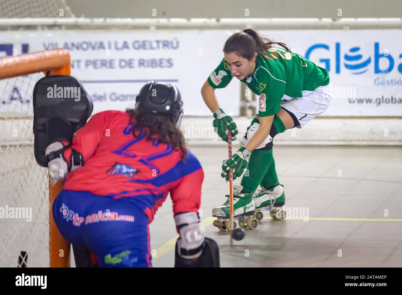 Rollhockeyspieler Alba AMBROS ROIG während der Partie im Einsatz. Selektiver Fokus Stockfoto