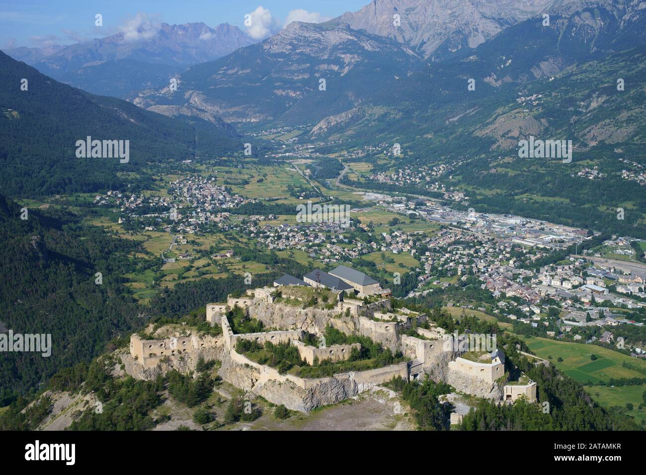 LUFTAUFNAHME. Fort du Randouillet, strategisch hoch über dem Durance Valley gelegen. Briançon, Hautes-Alpes, Frankreich. Stockfoto