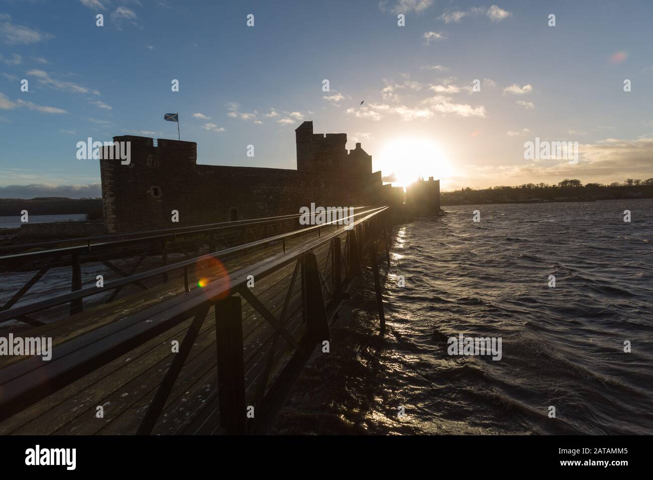 Blackness Castle, Blackness, Schottland. Silhouettenblick auf die westliche façade der Burg Der Schwärmerei, mit der Pier aus dem 19. Jahrhundert im Vordergrund. Stockfoto