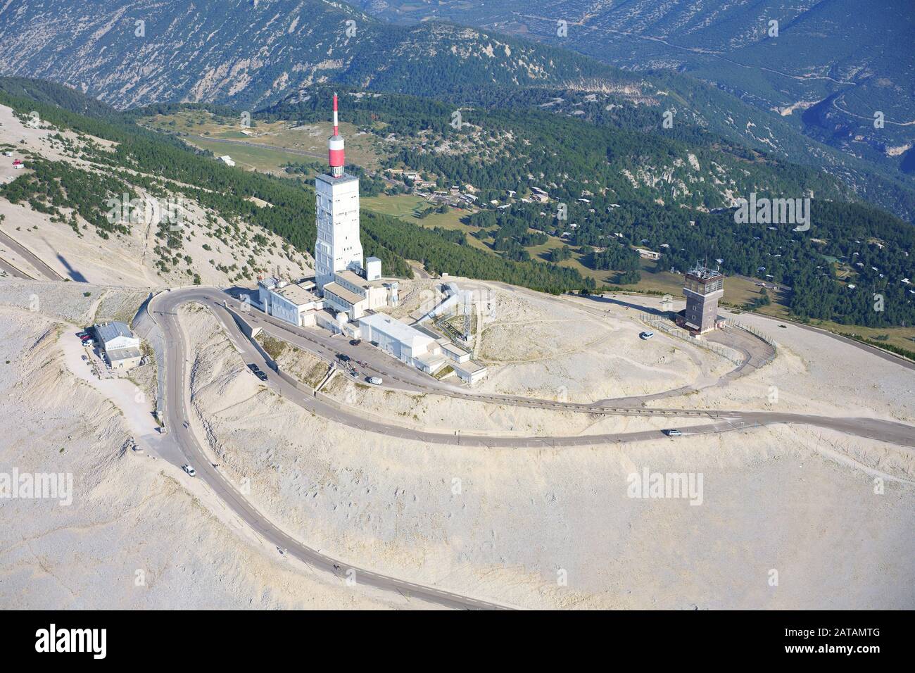 LUFTAUFNAHME. Gipfel des Mont Ventoux (Höhe: 1909 Meter) mit Telekommunikationsantenne. Bédoin, Vaucluse, Provence-Alpes-Côte d'Azur, Frankreich. Stockfoto