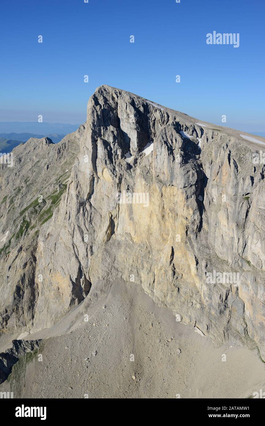 LUFTAUFNAHME. Die massive östliche 600 Meter hohe Felswand des Pic de Bure. Dévoluy Massif, Hautes-Alpes, Frankreich. Stockfoto