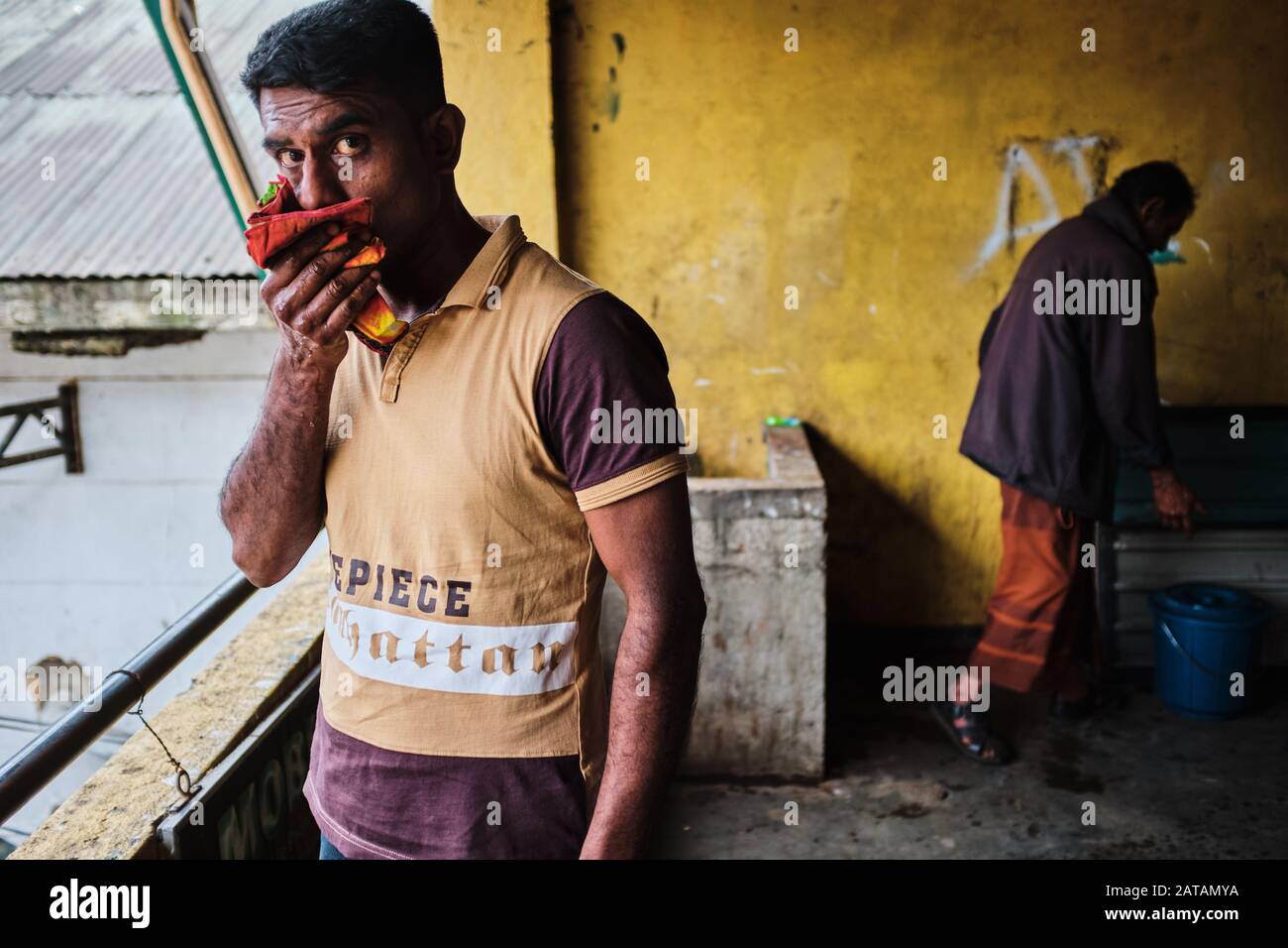 Zwei Männer auf den Straßen Sri Lankas. Stockfoto