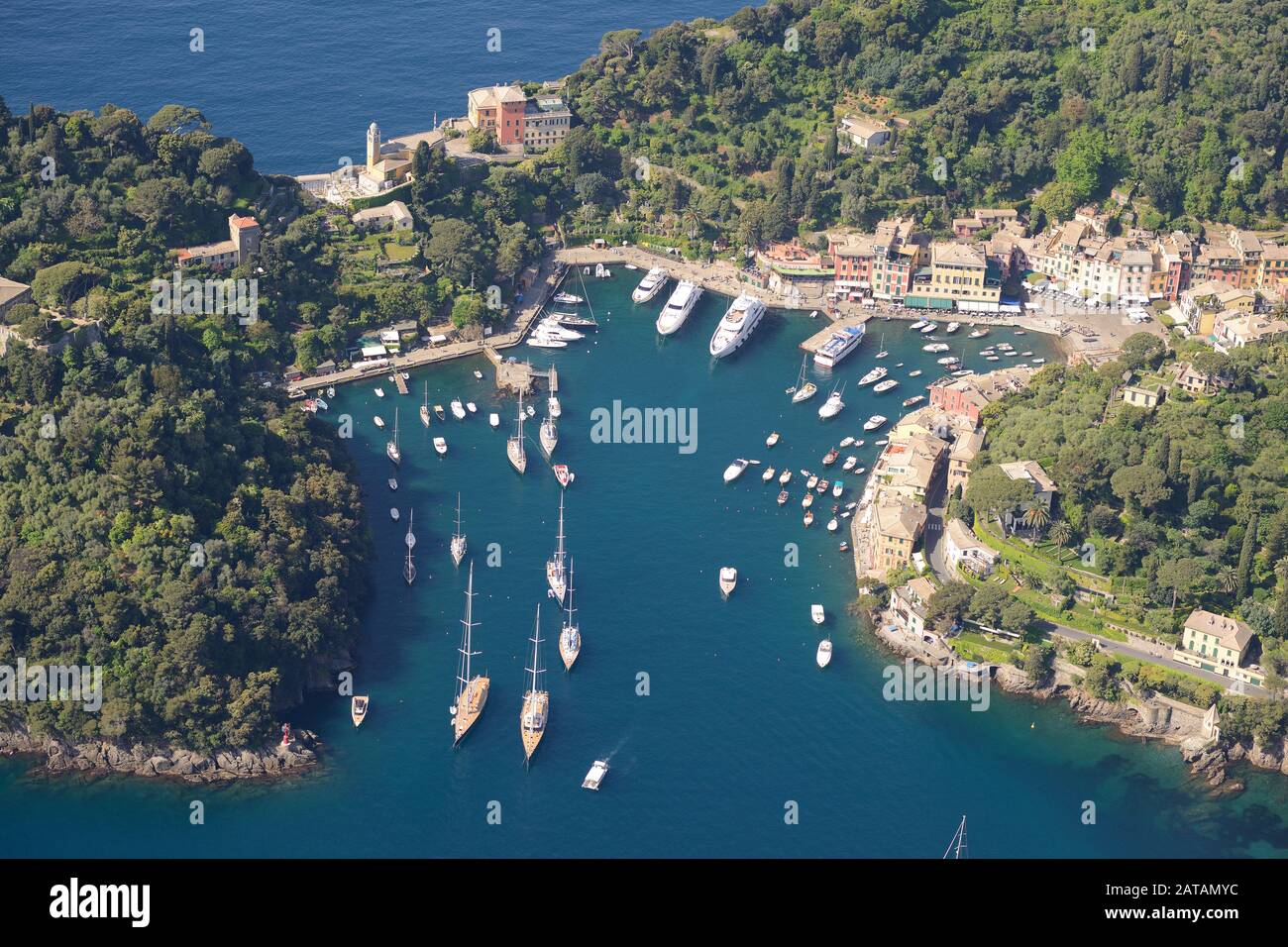 LUFTAUFNAHME. Portofinos natürlicher Hafen. Metropolstadt Genua, Ligurien, Italien. Stockfoto