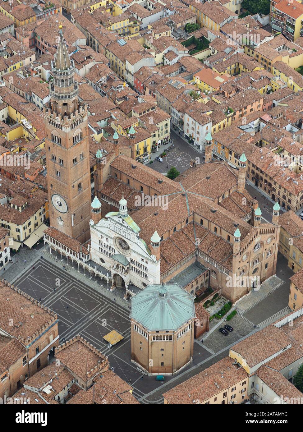 LUFTAUFNAHME. Campanile und Kathedrale von Cremona. Provinz Cremona, Lombardei, Italien. Stockfoto